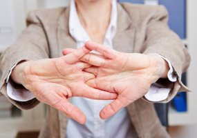 A importância dos alongamentos para quem trabalha no computador o dia inteiro